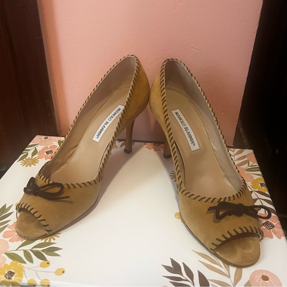 Manolo Blahnik Tan Suede Brown Bow Heel